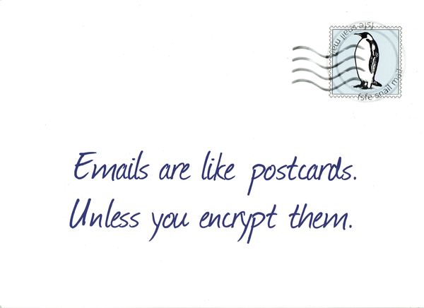 Eine stilisierte Postkarte mit einer Pinguin-Briefmarke. Sie ist in einem kühlen, dunklen Blau gehalten. In der Mitte der Karte ist der Spruch: »Emails are like postcards. Unless you encrypt them.« in einer Schreibschrift abgedruckt, so dass man denkt, es wäre mit einem Kugelschreiber geschrieben.