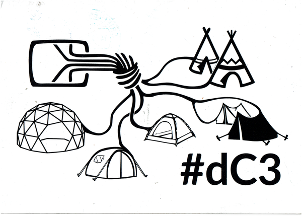 Der Datenknoten -- ein abgewandeltes Logo des originalen Kabel-TV-Logos des ehemaligen Deutschen Bundespost -- an dessen Kabelenden viele verschiedene Zelte sich befinden. Man kann Tippies sehen, klassische Zelte oder einen Dome. In der rechten unteren Ecke ist der Hashtag #dC3 abgedruckt.