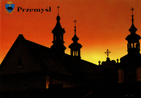 Im Abendrot sieht man als Schatten die Siluette eines Daches einer Kirche oder eines Klosters. In der linken oberen Ecke ist der Schriftzug »Przemyśl« mit dem Stadtwappen -- Ein Bär mit Kreuz auf einem Schild -- abgebildet.