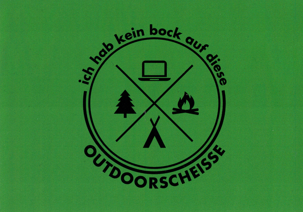 Eine grüne Karte in der in der Mitte ein Logo, angelehnt an das Logo der Feuerwehr mit einem Laptop, einem Zelt, einem Lagerfeuer und einem Baum gezeichnet ist. Um diesen Kreis steht der Spruch »Ich hab kein Bock auf diese Outdoorscheiße« geschrieben.