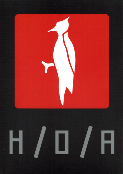 Ein weißer Specht auf rotem Hintergrund auf schwarzem Hintergrund. Darunter kann man den Schriftzug H/OA lesen.