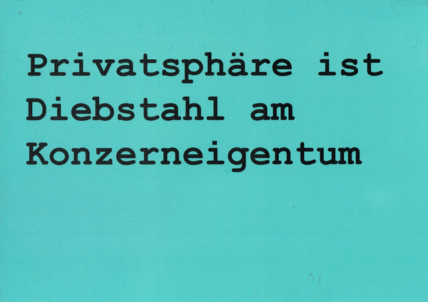 Ein babyblaue Postkarte auf der in einer Monsospace-Font "Privatsphäre ist Diebstahl am Konzerneigentum" geschrieben steht.
