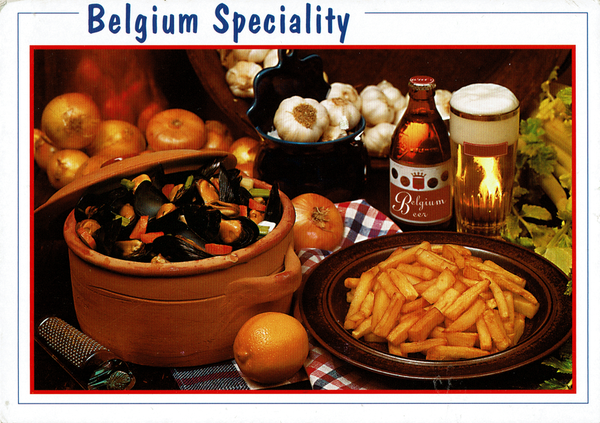 Auf einen Tisch angerichtet steht ein Tontopf mit Muscheln, ein Glas Bier mit einer Falsche und ein Teller mit Pommes. Drumherum staffiert sind Knoblauch, Tomaten und andere Dinge. Die Tischdecke ist kariert. Die Karte hat einen leichten Rahmen und als Überschrift steht Belgium Speciality.