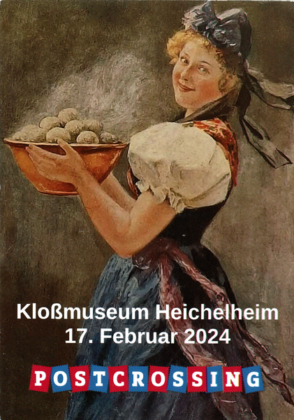 eine Frau in Tracht trägt auf einem Gemälde eine Schüssel mit dampfenden Klößen. Sie hat eine Art Haupe (die Köchin) auf und lacht freudig aus dem Bild. Darunter kann man den Schriftzug/das Logo von Postcrossing sehen, sowie die Schrift "Kloßmuseum Heichelheim 17. Februar 2024"