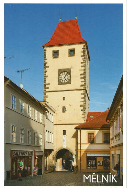 Auf der Karte kann man ein rot gedecktes Stadttor in Form eines Turmes sehen. Es hat zwei Fenster an der oberen Seite und darunter eine Uhr. Kleine Fenster säumen das Treppenhaus. Der Turm ist hell gestrichen und einige Häuser sind direkt daran angeschlossen darum gebaut. An einem kann man eine Eistüte erkennen.