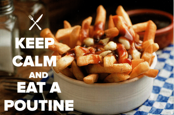 Eine Postkarte mit einem schön angerichteten Schlüssel aus Steingut mit Pommes, einer Art Sauce und Käsestückchecn. Daneben steht in weißen Lettern "KEEP CALM AND EAT A POUTINE"