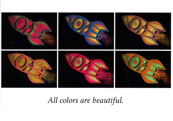 Eine weiße Karte mit den Worten "All Colours are beautiful" Darüber ein Bild mit sechs Holz-Licht-Fair Dust-Raketen